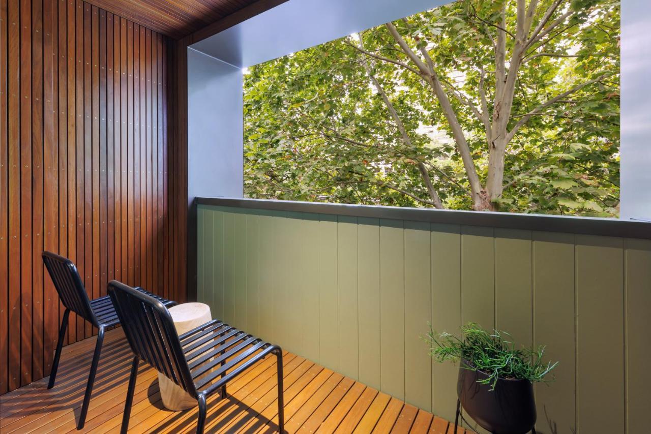 Hotel 202 Elizabeth Sídney Exterior foto A balcony with a green wall