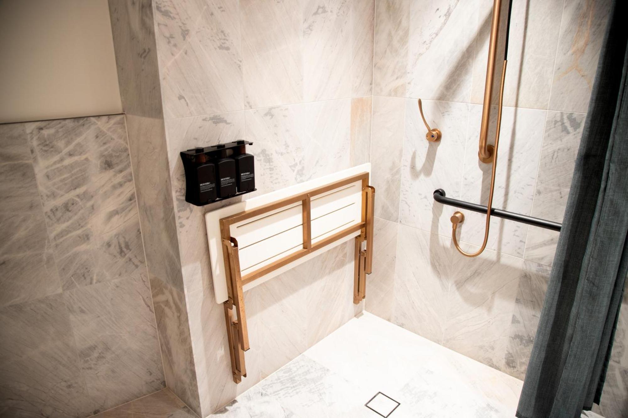 Hotel 202 Elizabeth Sídney Exterior foto A shower seat